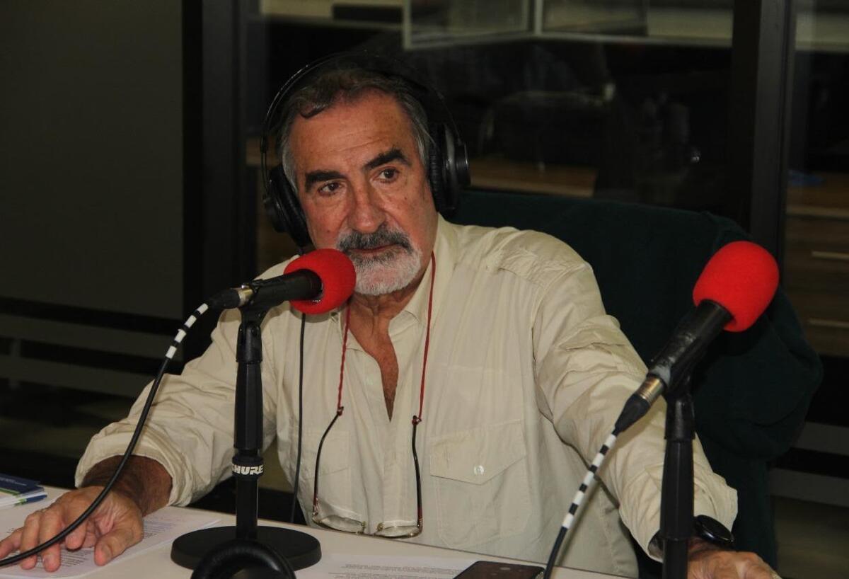 Arturo Bregaglio frente al micrófono en el estudio de radio